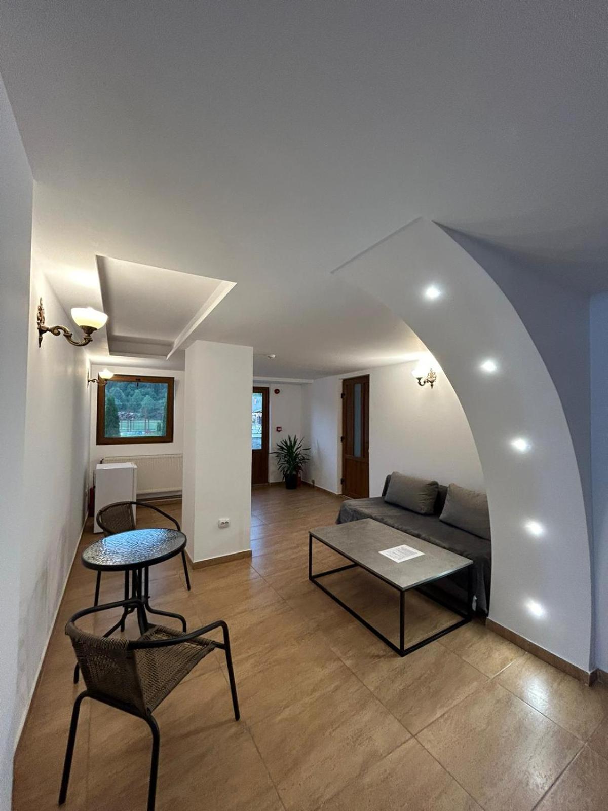 Hotel Complex Zeus Leresti Zewnętrze zdjęcie