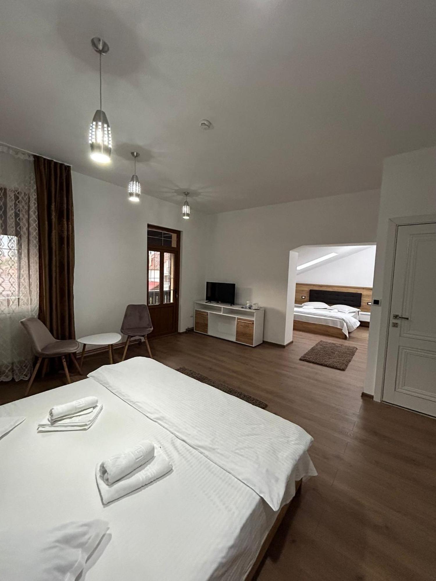 Hotel Complex Zeus Leresti Zewnętrze zdjęcie