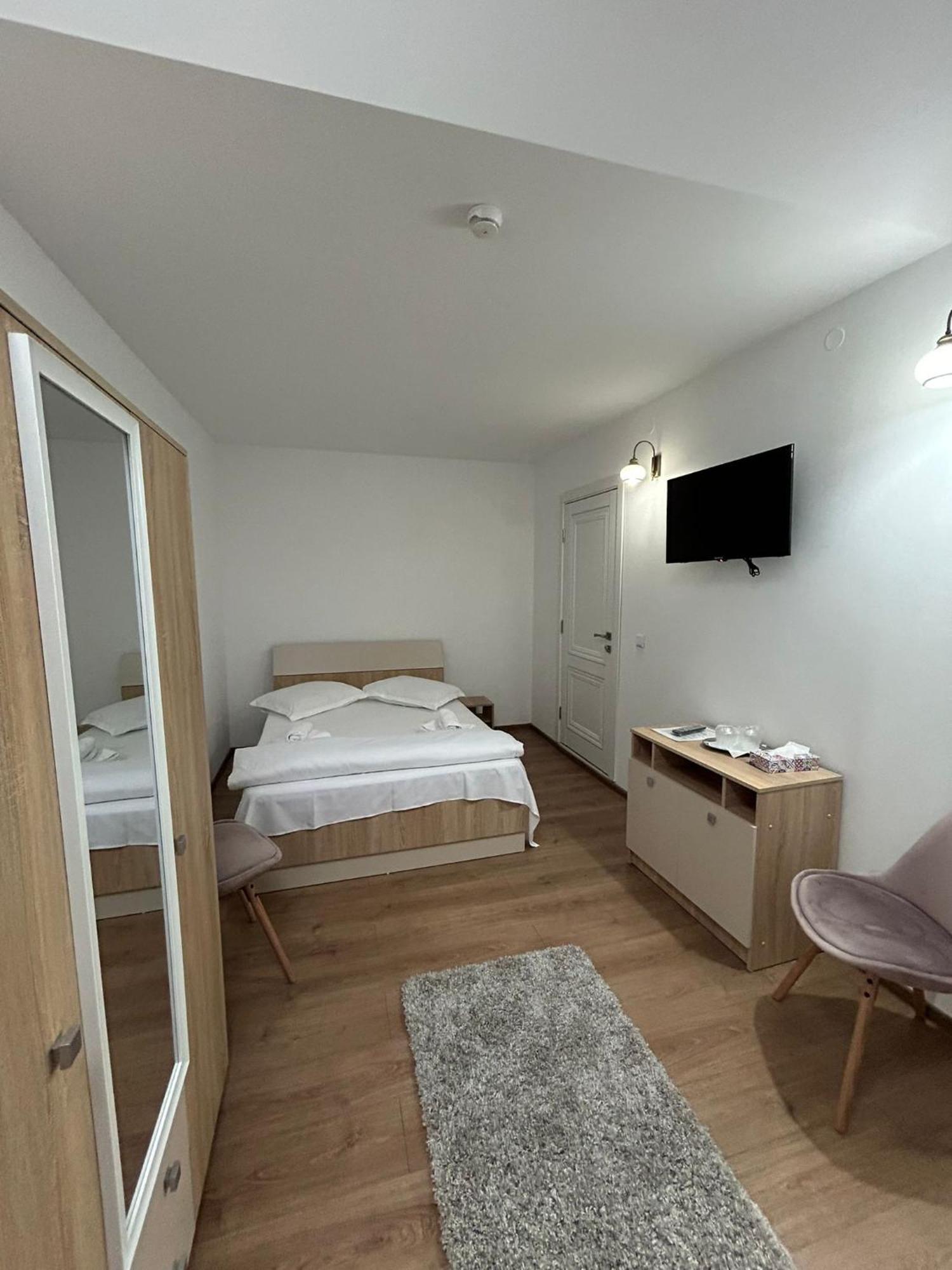 Hotel Complex Zeus Leresti Zewnętrze zdjęcie