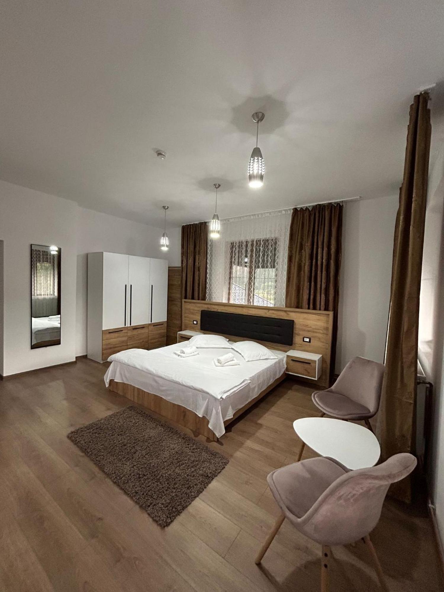 Hotel Complex Zeus Leresti Zewnętrze zdjęcie