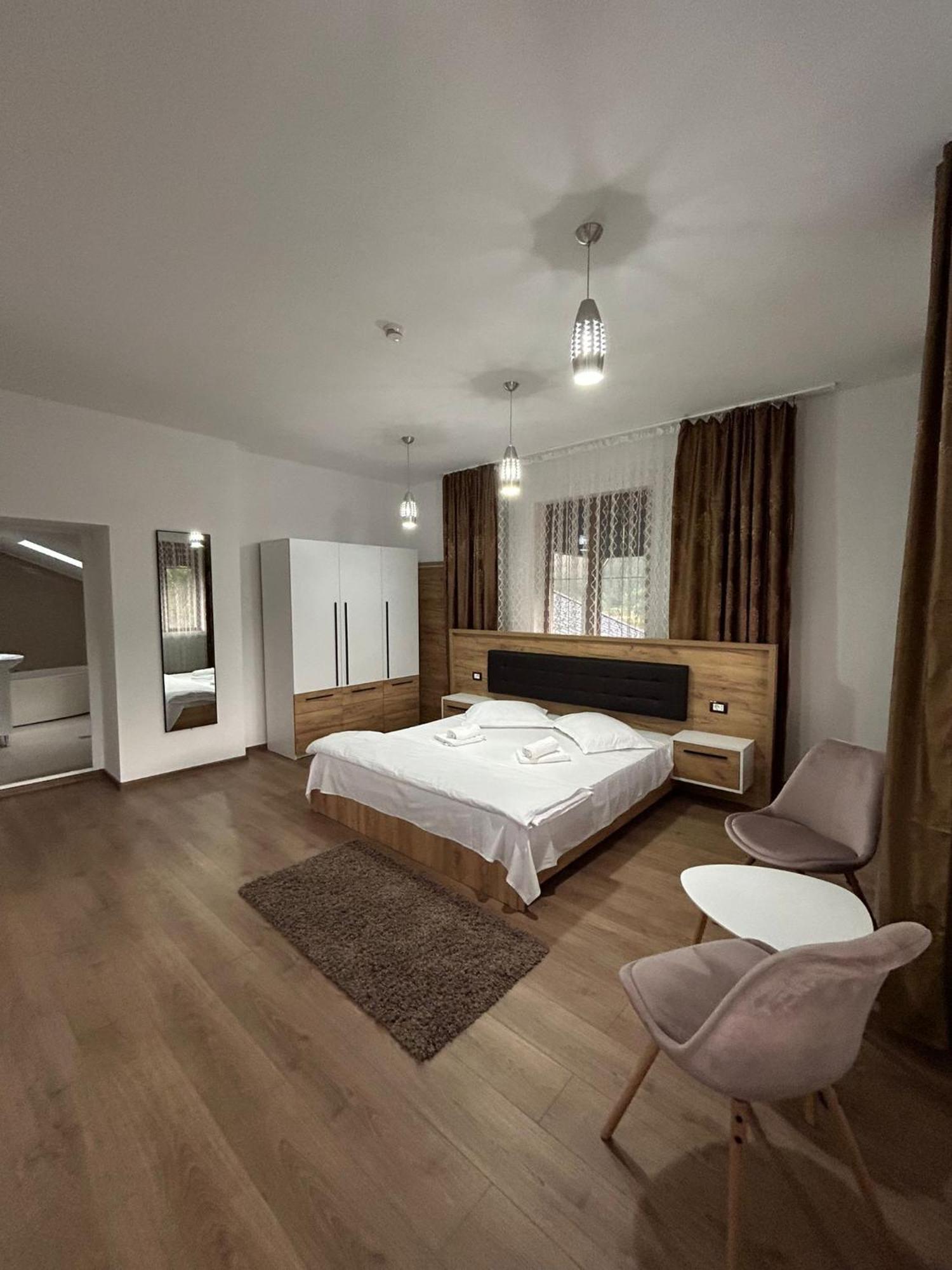 Hotel Complex Zeus Leresti Zewnętrze zdjęcie