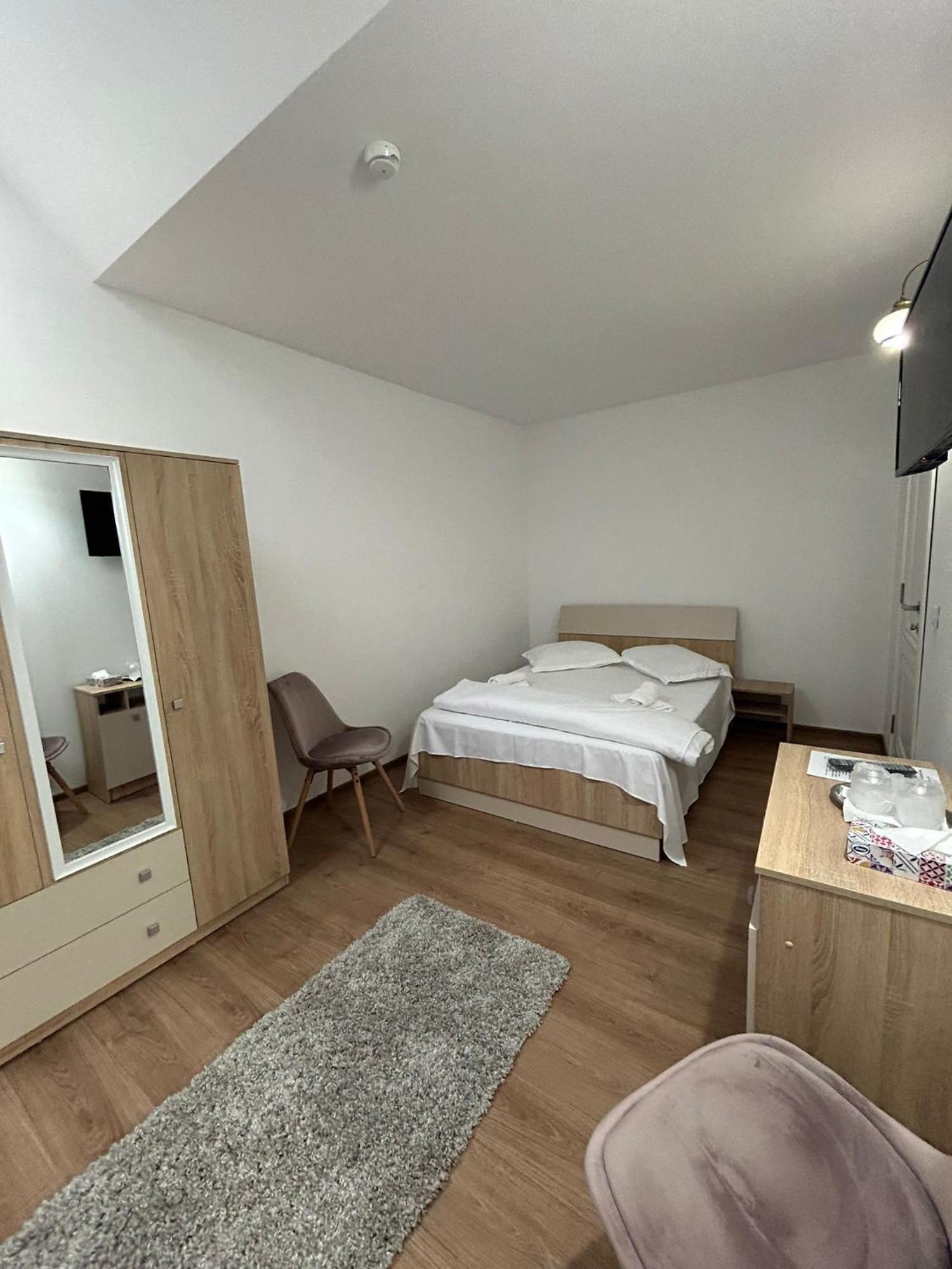 Hotel Complex Zeus Leresti Zewnętrze zdjęcie