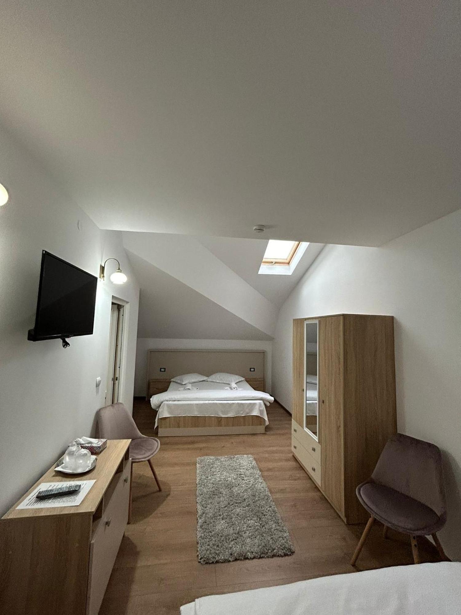 Hotel Complex Zeus Leresti Zewnętrze zdjęcie