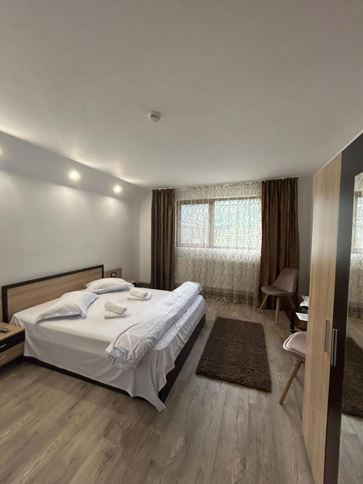 Hotel Complex Zeus Leresti Zewnętrze zdjęcie