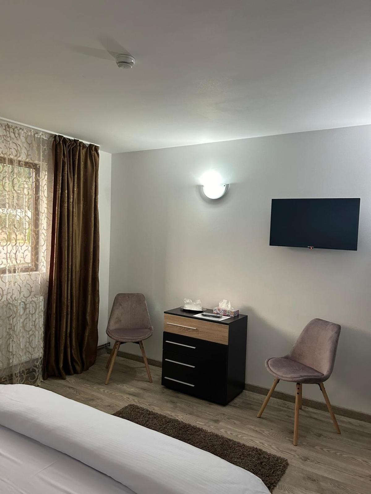 Hotel Complex Zeus Leresti Zewnętrze zdjęcie