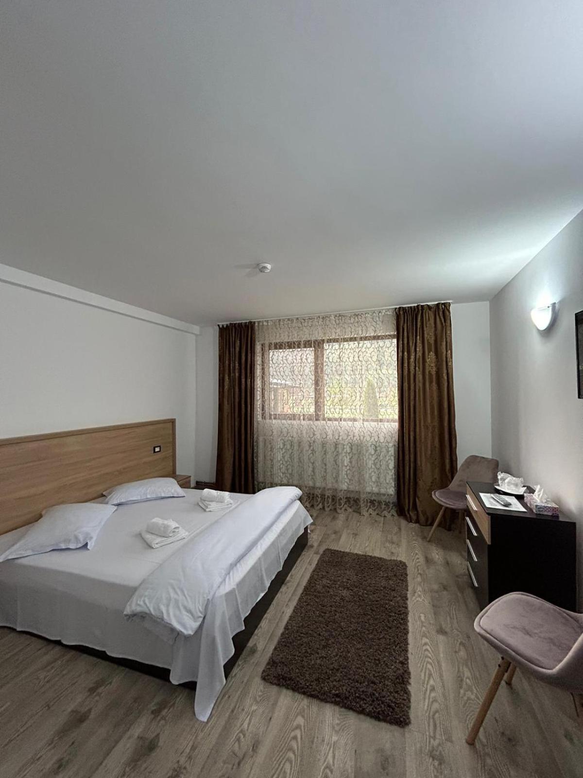 Hotel Complex Zeus Leresti Zewnętrze zdjęcie