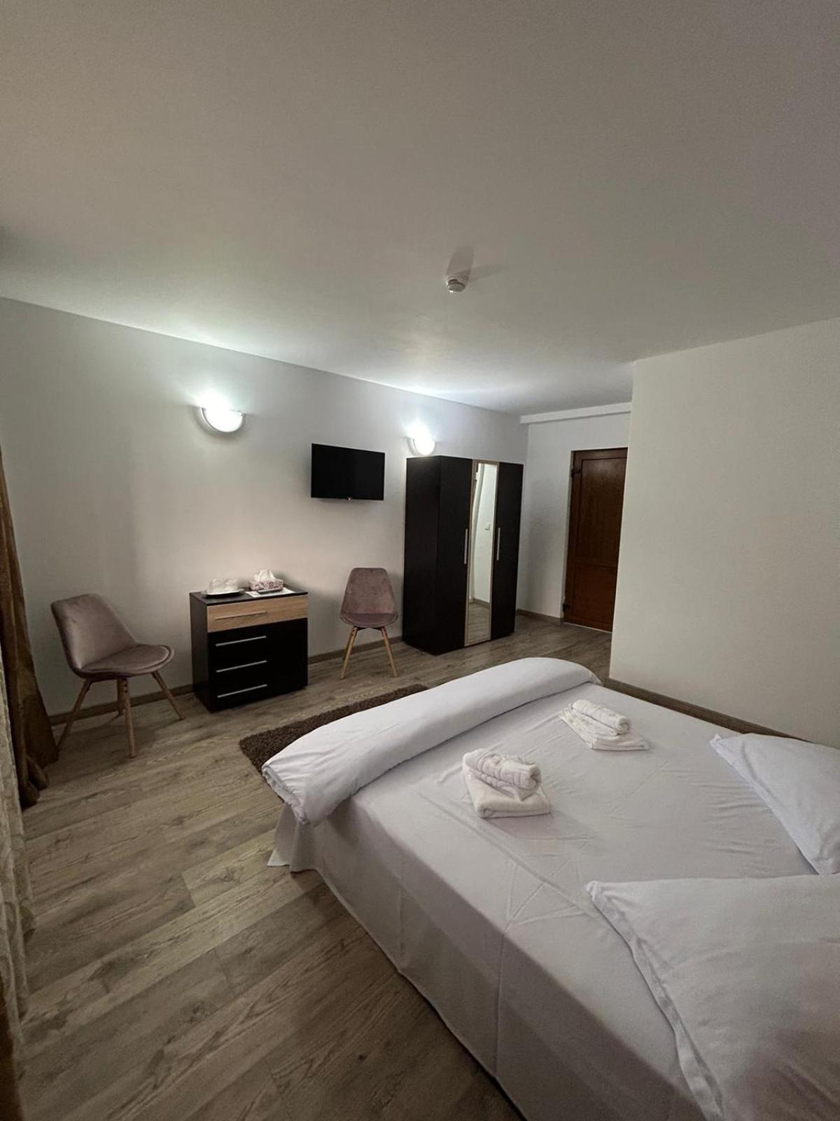 Hotel Complex Zeus Leresti Zewnętrze zdjęcie