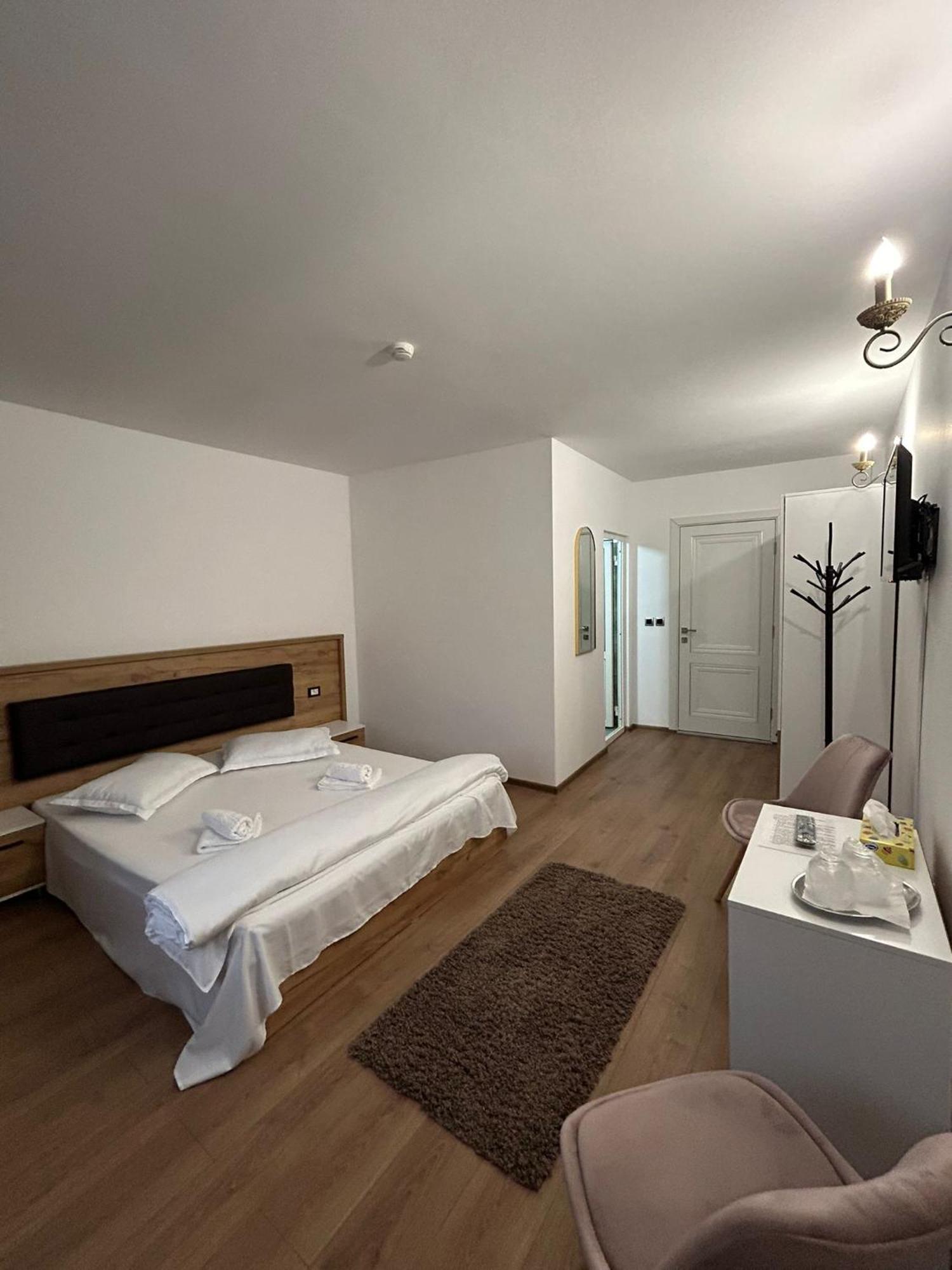 Hotel Complex Zeus Leresti Zewnętrze zdjęcie