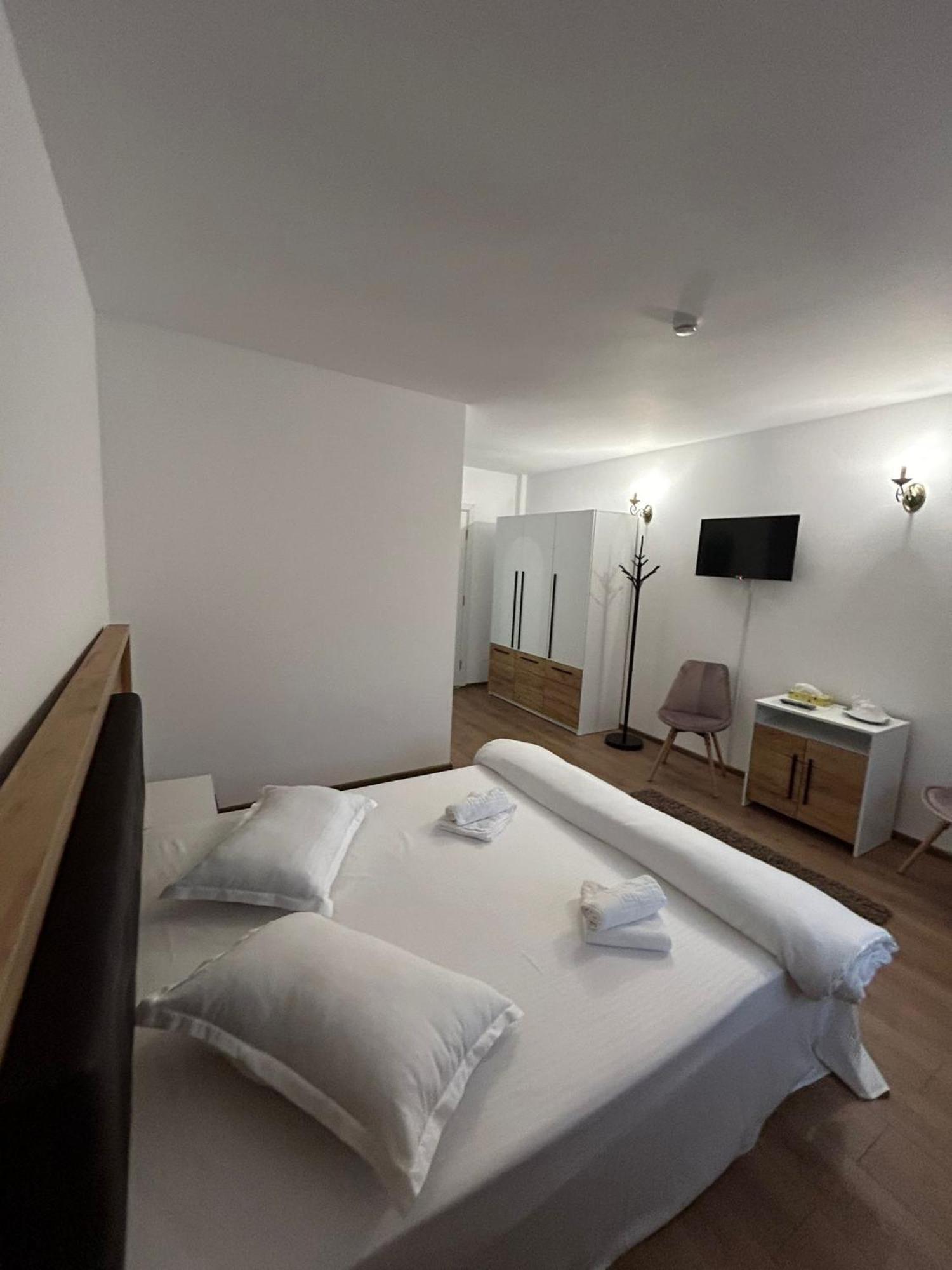 Hotel Complex Zeus Leresti Zewnętrze zdjęcie