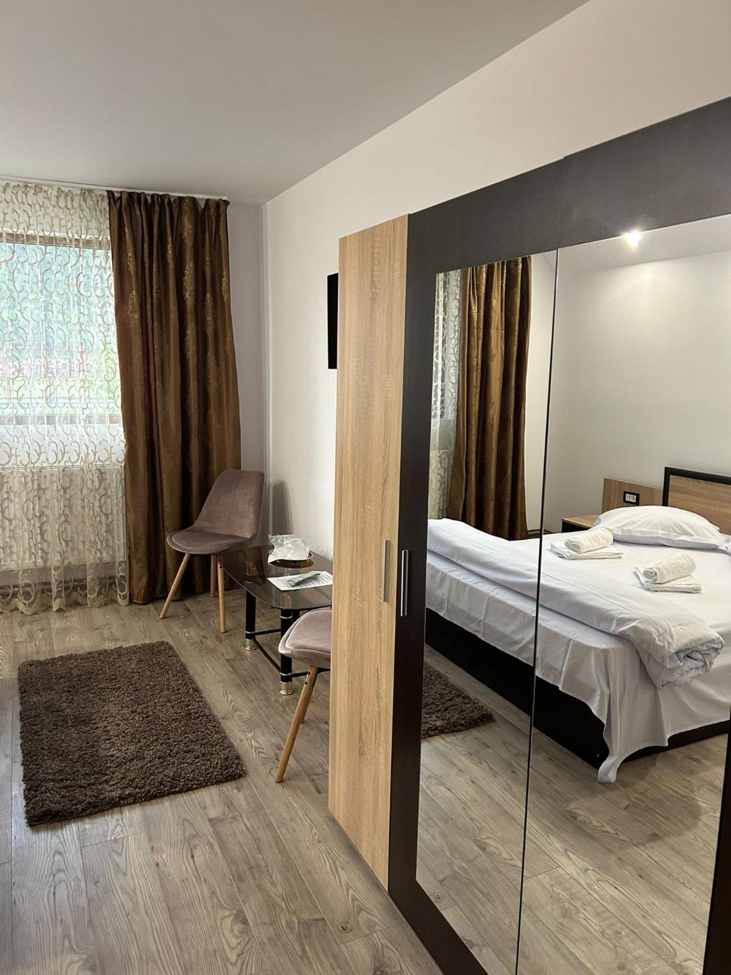 Hotel Complex Zeus Leresti Zewnętrze zdjęcie